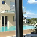 *central Lakeside Apt*swimming Pool & Free Parking アパート